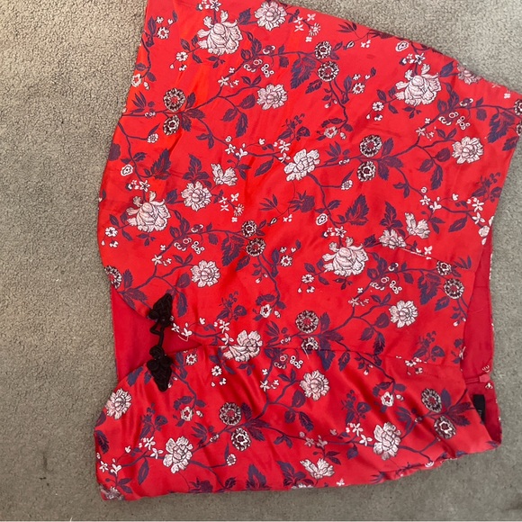 Red satin mini skirt - Picture 1 of 2